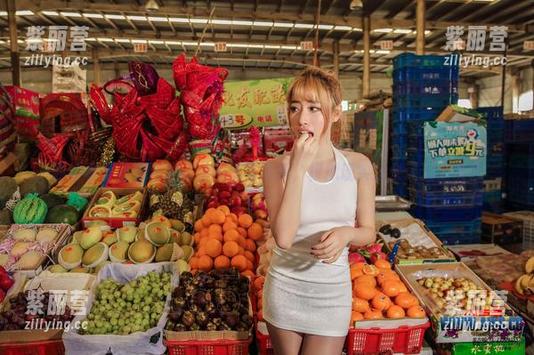 偷偷看爱丝最新的美丝病栋写真集，模拟现实之余还添点误会