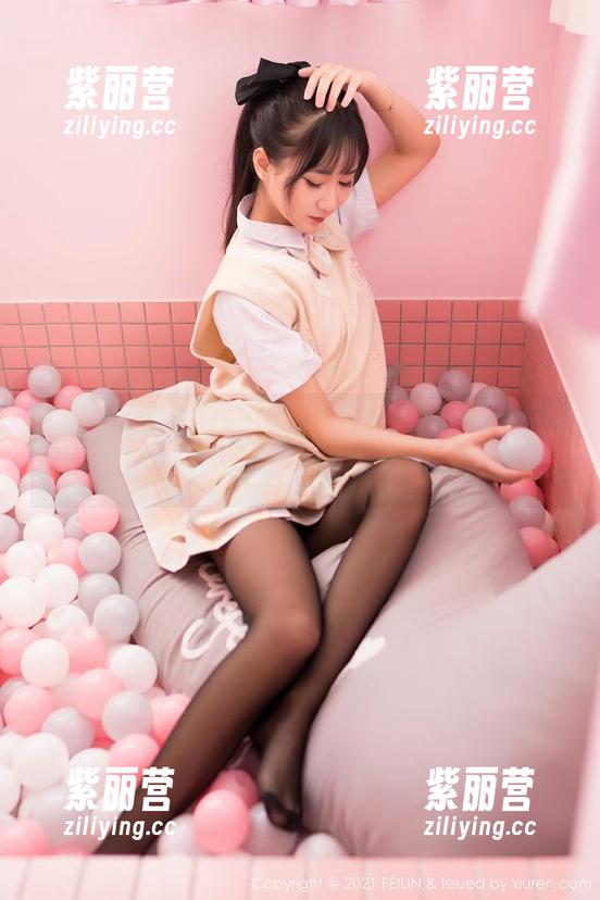 Feilin嗲囡囡-M梦baby Feilin嗲囡囡 - 优雅与水中的M梦baby:泳池套图里的轻盈舞动