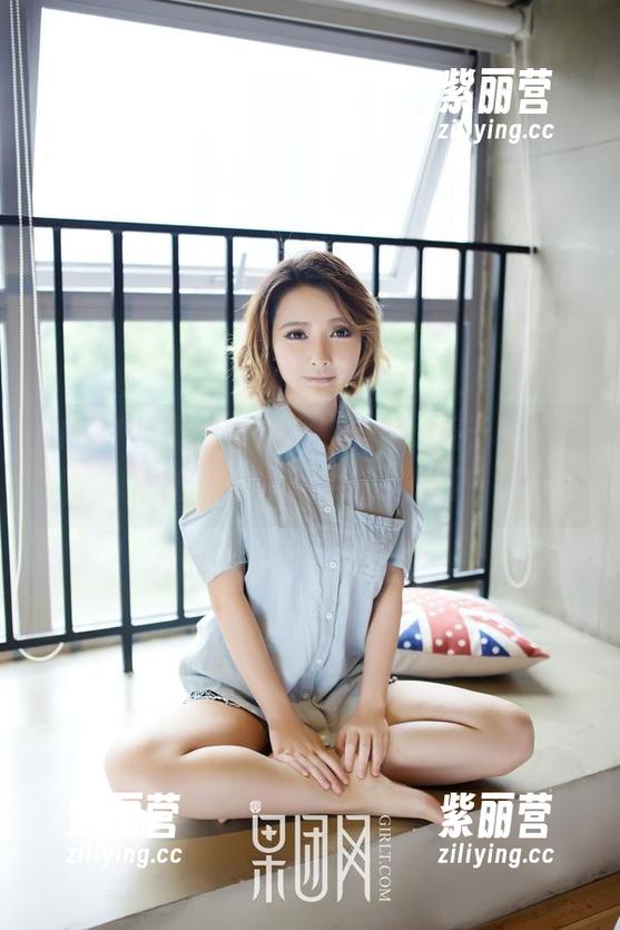 GIRLT果团网 - 少女感满满，周于希校服原图，陷进了这迷人的细节