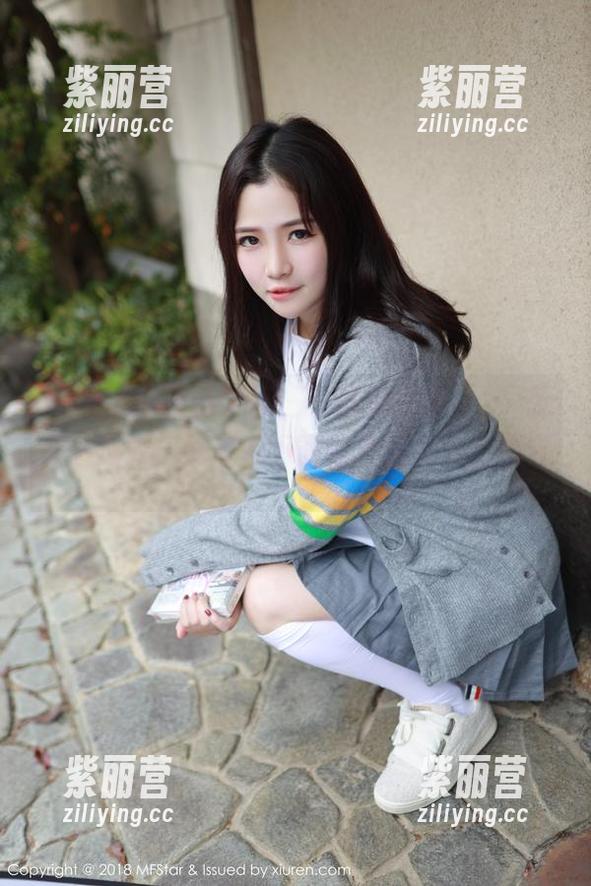 MFStar模范学院-婠婠么 MFStar模范学院 - 在线原图中,婠婠么穿着泳衣,好奇她下面的沙粒是什么感觉。