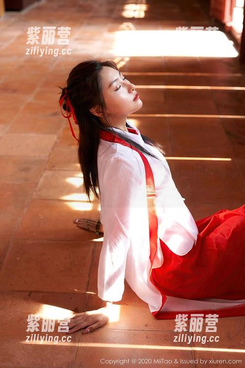 MiiTao蜜桃社-梦乃Mandy MiiTao蜜桃社 - 梦乃Mandy的豹纹写真:慵懒与野性的完美结合
