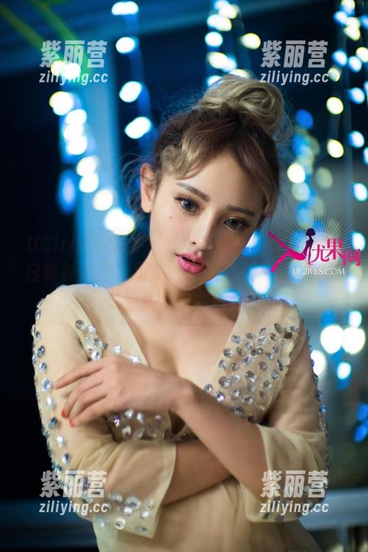UGirls尤果网-张小西Ann UGirls尤果网 - 每次看到张小西Ann的白衬衫美图,我就信心满满,决定把我的衣橱改造成“白色博物馆”!