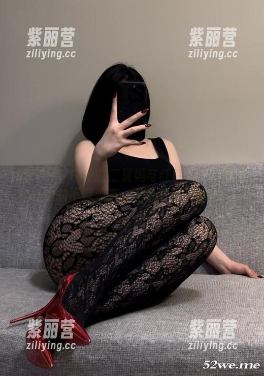 保守的二舅妈 微密圈 - 保守的二舅妈与红色高跟:私房写真中的不羁姿态,谁说要按照规矩来?