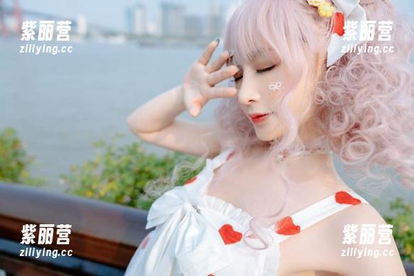 叉子宝宝 叉子宝宝的制服写真,资源貌似比我想的还要多面。