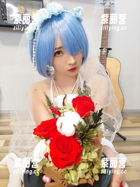 小女巫露娜 一切都在这美图里,小女巫露娜穿着圣诞装,资源满满,居然让我感到了节日的臆想!