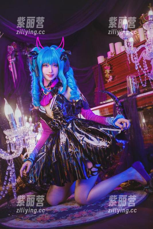 木棉棉OwO 美女与猫的高清美图:木棉棉OwO的怀中,谁是主角?猫咪正在认真“审视”我的脸!