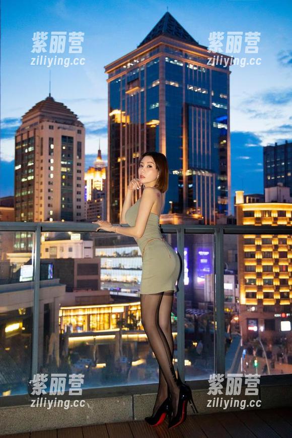 果儿Victoria 微密圈 - 果儿Victoria定制的碎花裙,黑丝短缺?图片不缺这一撇!