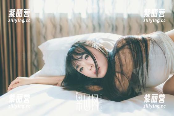 果团网 - 一瞥莫雅淇的比基尼，一场关于沙滩的日常小想象