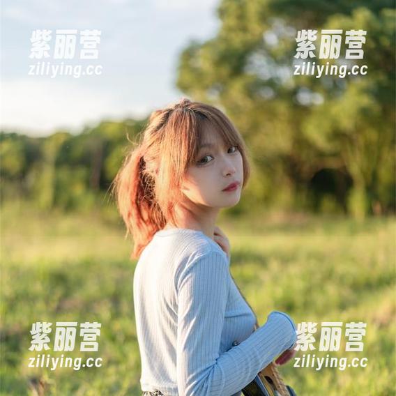 梨瑾瑾 壁上粉色的涂鸦,梨瑾瑾在幼稚园高清照中找到了童趣的乐园。