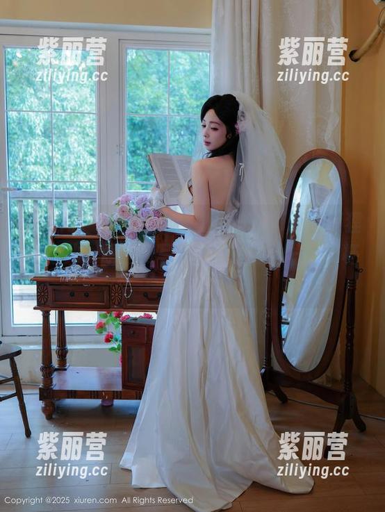 秀人网-FoxYini孟狐狸 秀人网 - 办公室的气息,FoxYini孟狐狸在这儿,原图和写真舒舒服服的——倒杯咖啡吧