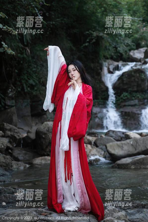 秀人网-SOLO-尹菲 秀人网 - SOLO-尹菲:全套黑丝袜,职场女秘书的另类风采