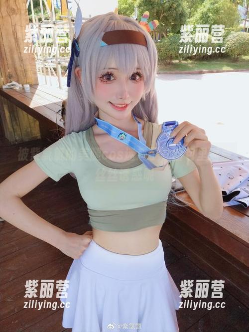 紫氯氯 被紫氯氯的美腿cos迷惑了,图包里透着丝丝诱惑呢