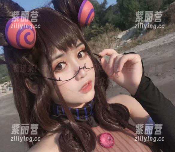 芊川一笑MNK 看过来!芊川一笑MNK双马尾写真合集,猫咪也是她的小观众哦。
