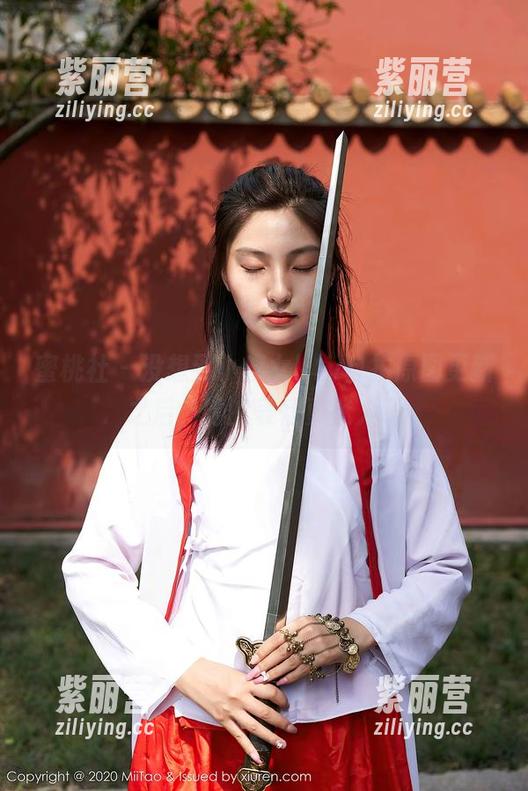 蜜桃社-小魔女lily 蜜桃社 - 没想到小魔女lily自拍原图更新之后,她的表情更迷人了