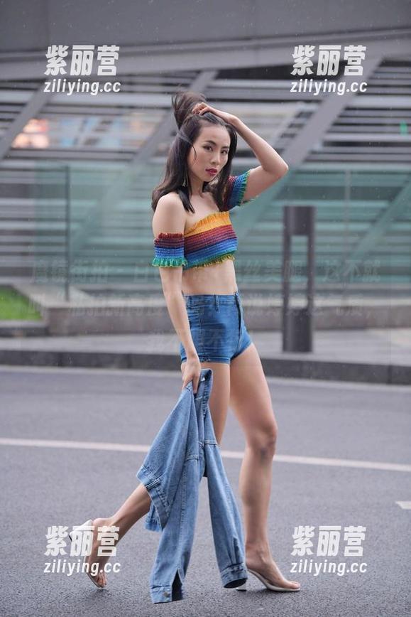 魔镜街拍 - 白色吊带+黑丝美腿，这不就叫“私拍新高度”吗？再说婷婷这气质，我不服不行！