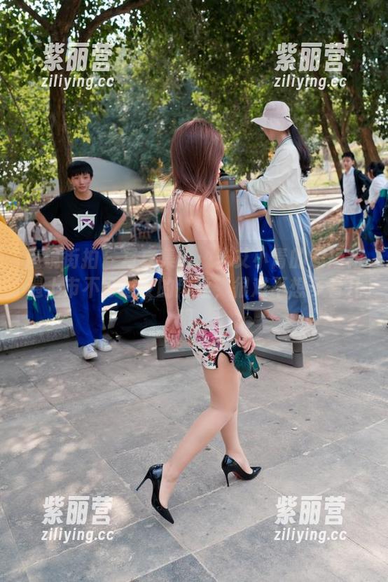 魔镜街拍 - 写真集合：当艾小青的超短裙遇上市不可思议的肉丝，很难不想多看几眼。