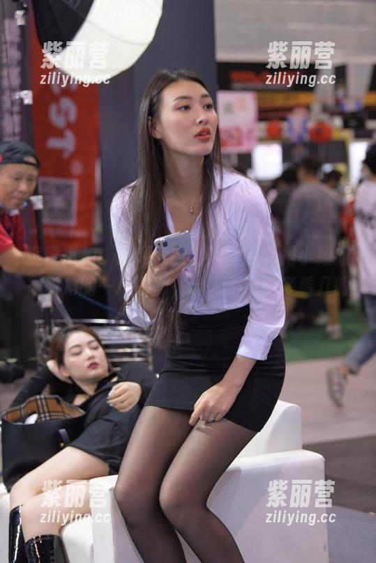 魔镜街拍 魔镜街拍:高清套图,肉丝包臀裙小姐姐,街角的一抹靓丽,让人不自觉多看几眼。